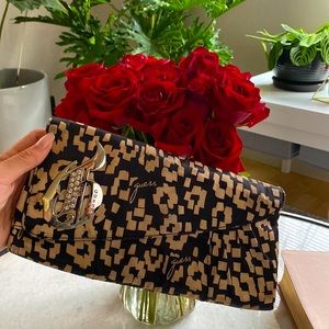 Guess clutch